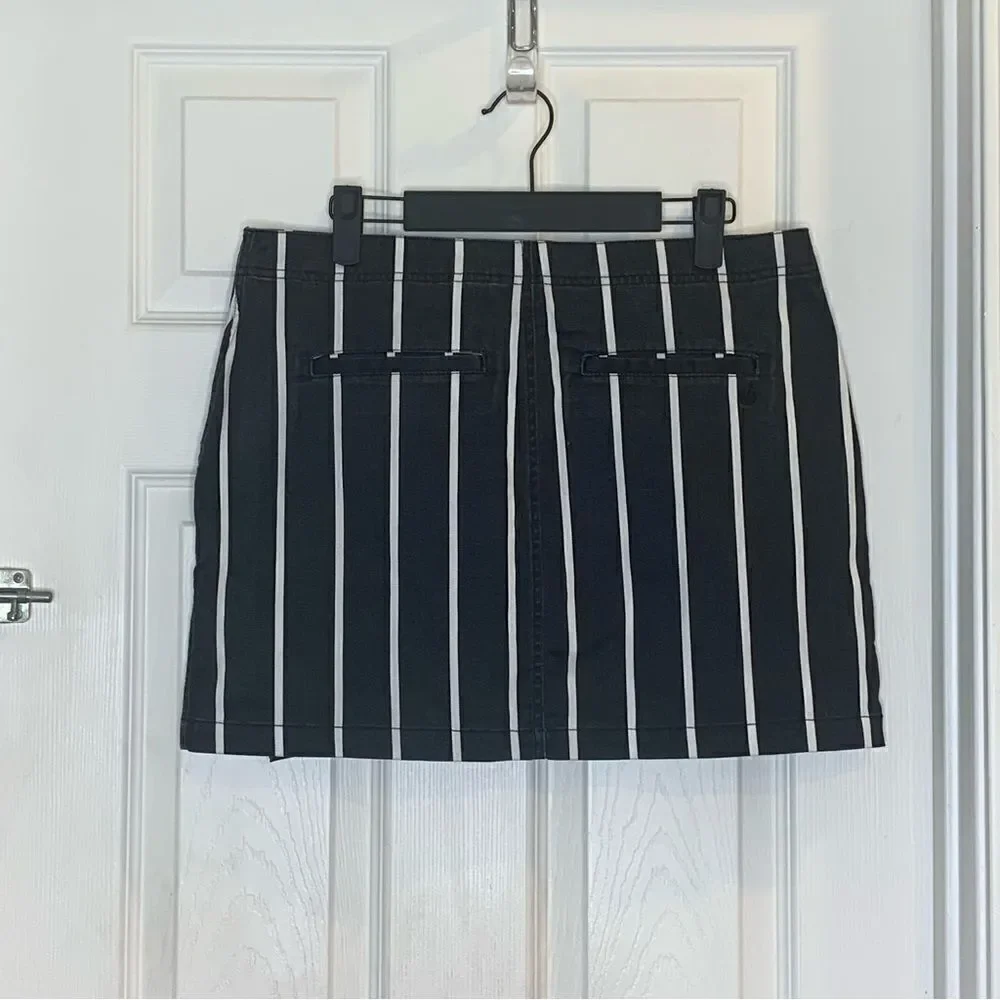 VOLCOM: The Frochickie Skirt Size Medium